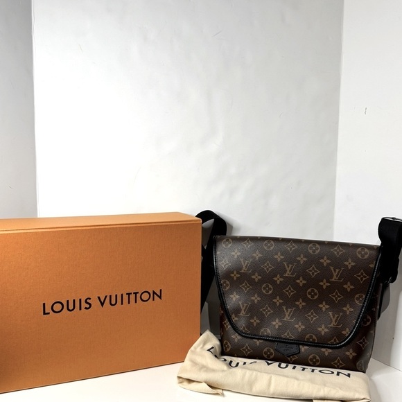 Luise Vuitton crossbody messe bag NWT - Picture 1 of 9